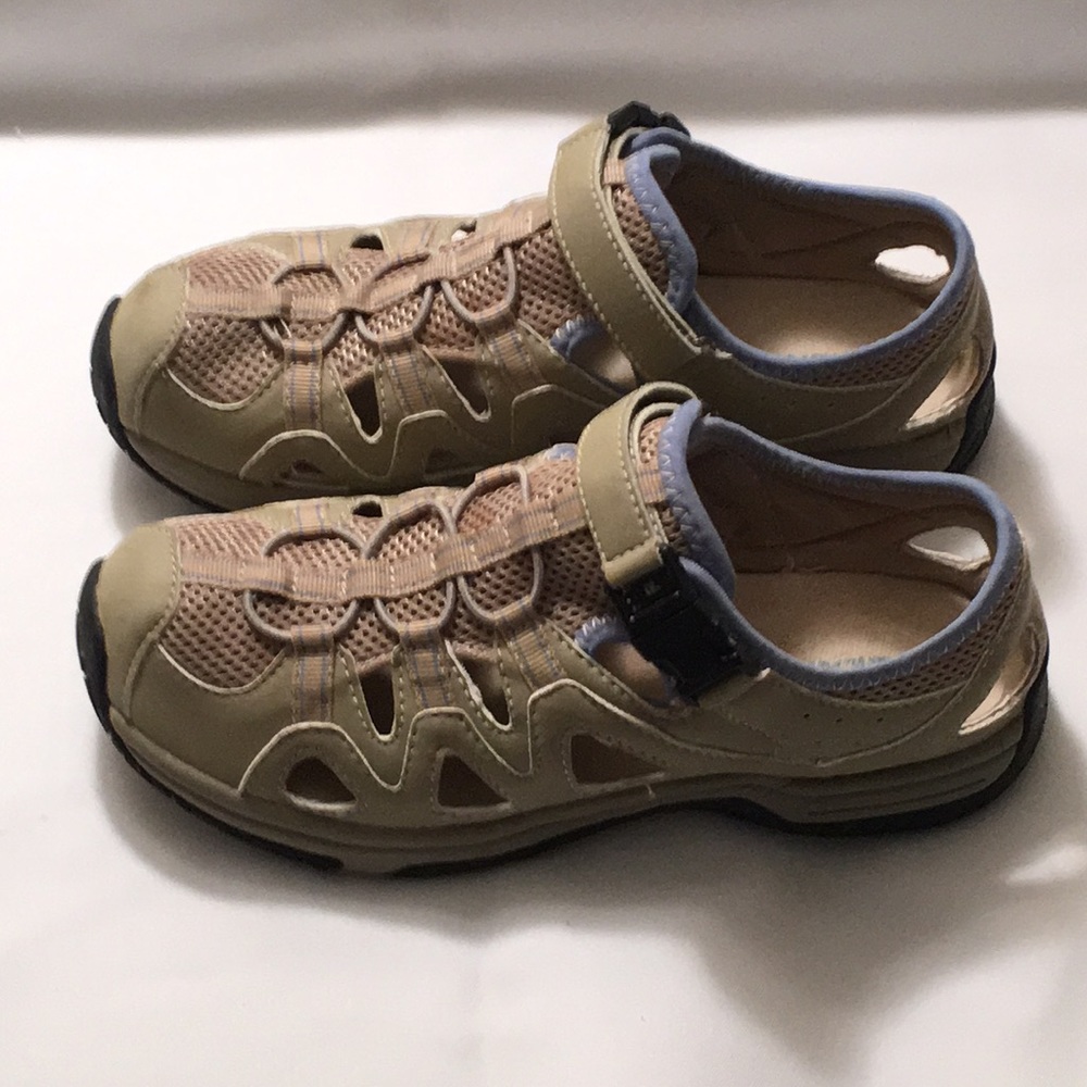 Hiking or open sneaker shoe. Worn once. EC 8 Med